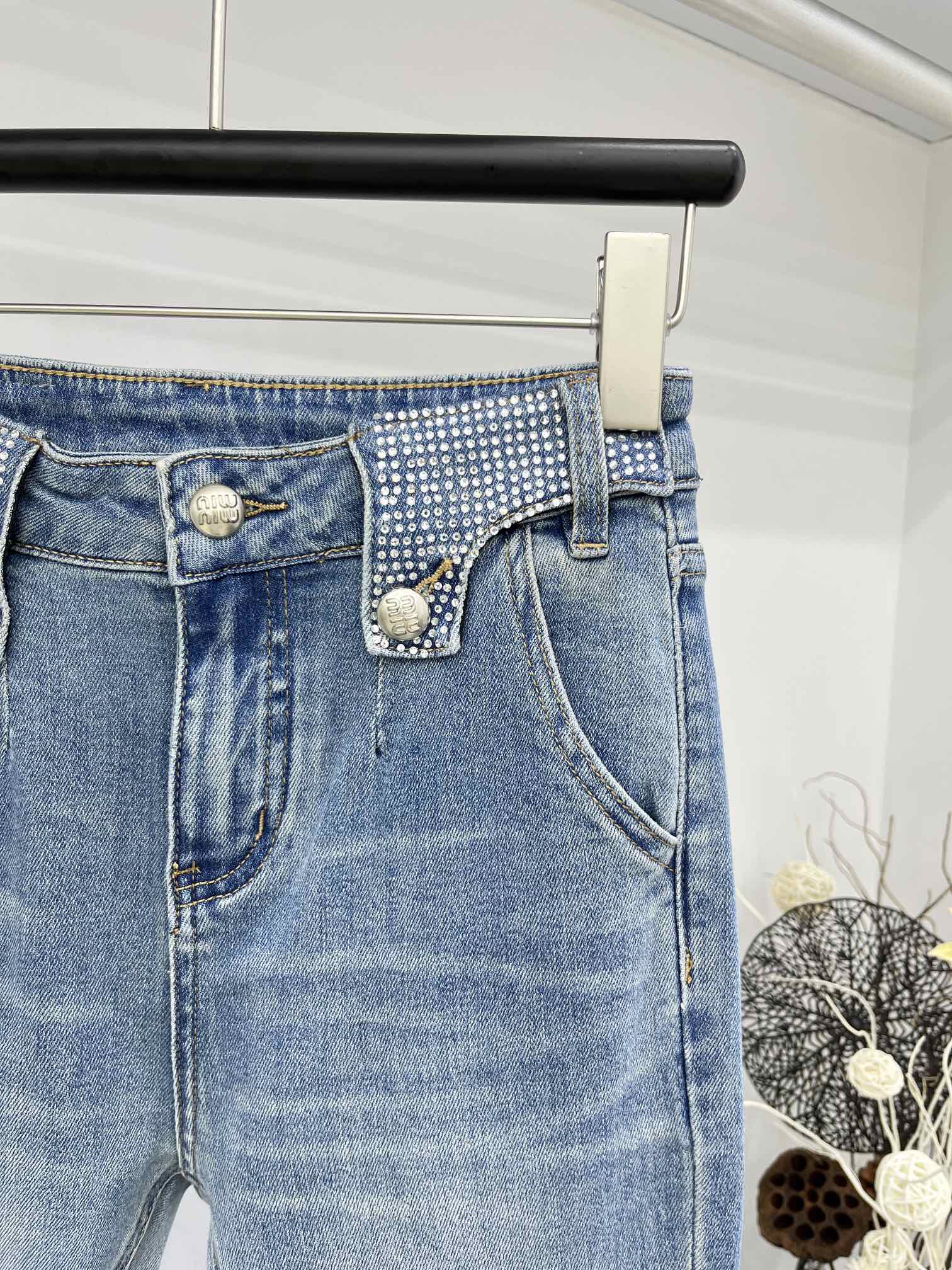 Miu Miu-2404 - Расклешенные джинсы с отделкой стразами по низу