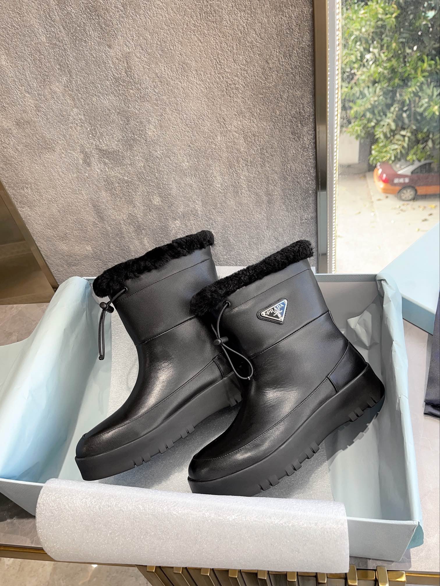 Prada - Новинка сезона осень/зима 2022 - Новые зимние ботинки с треугольным логотипом.
