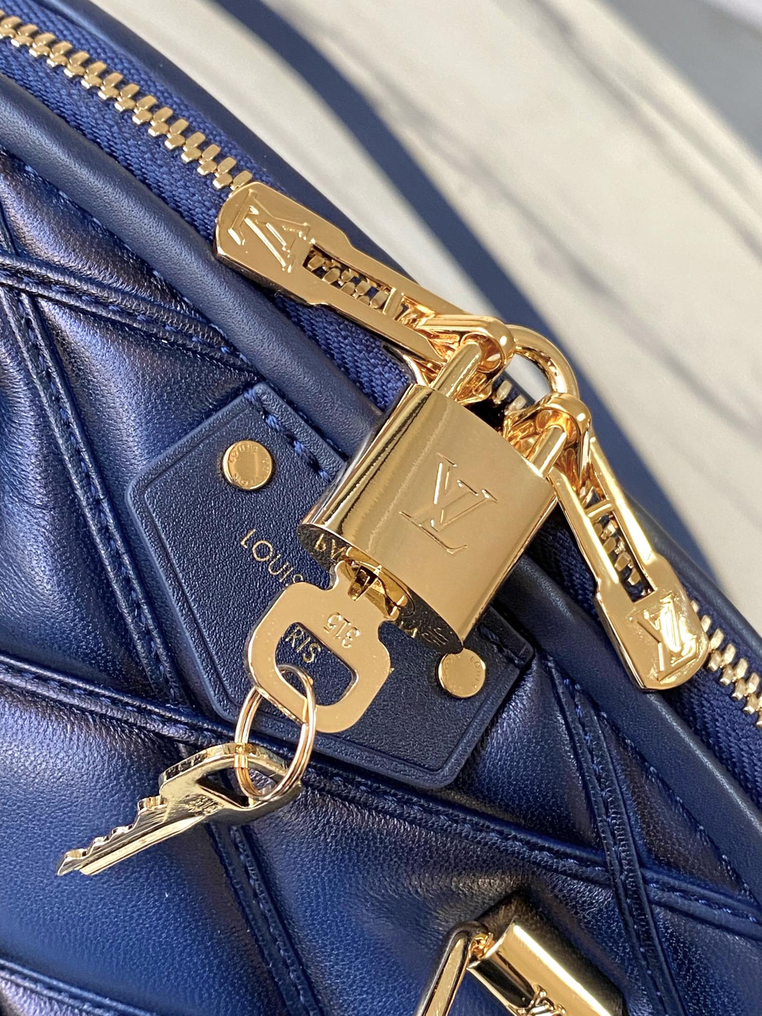 m23666-LV-nicolas-ghesquiere-shell bag-blue