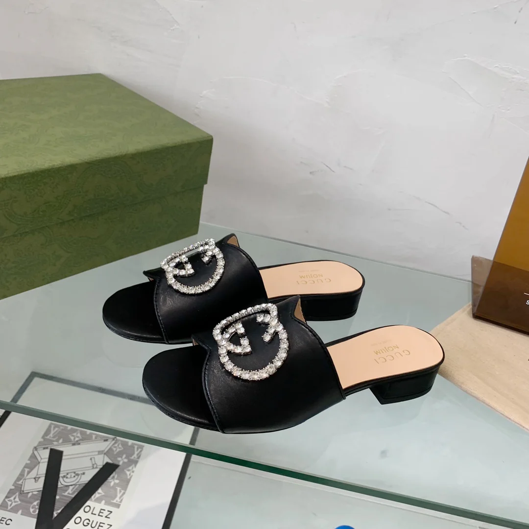 Новинка сезона весна/лето 2022 от Gucci - тапочки с двойной буквой G - 2 шт.