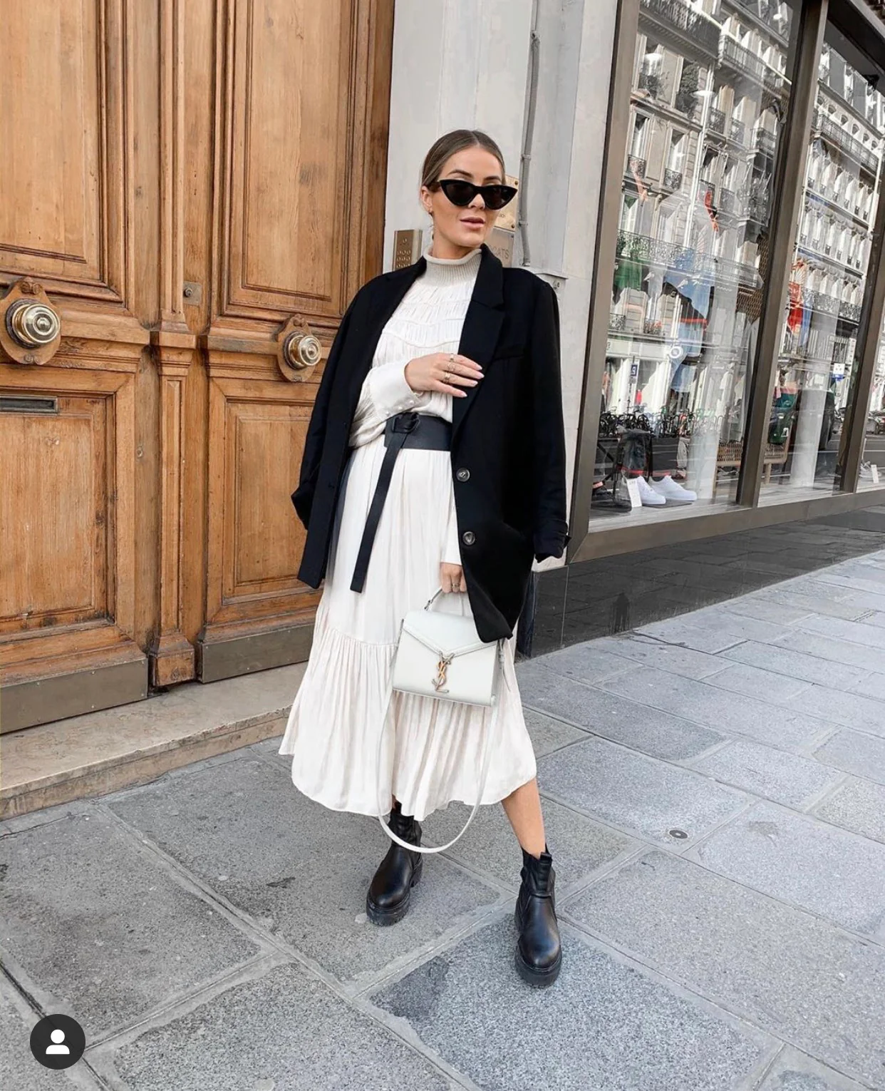 Сумка-конверт YSL Cassandra из плетеной ткани — на фото.