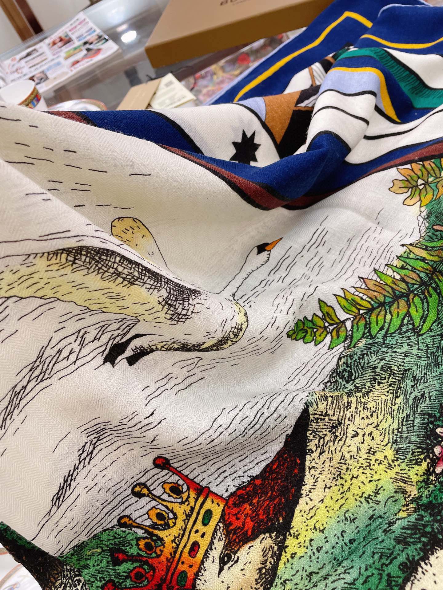 Бархатная шаль Burberry Artisan, 140 см, 70% кашемир, 30% шелк.