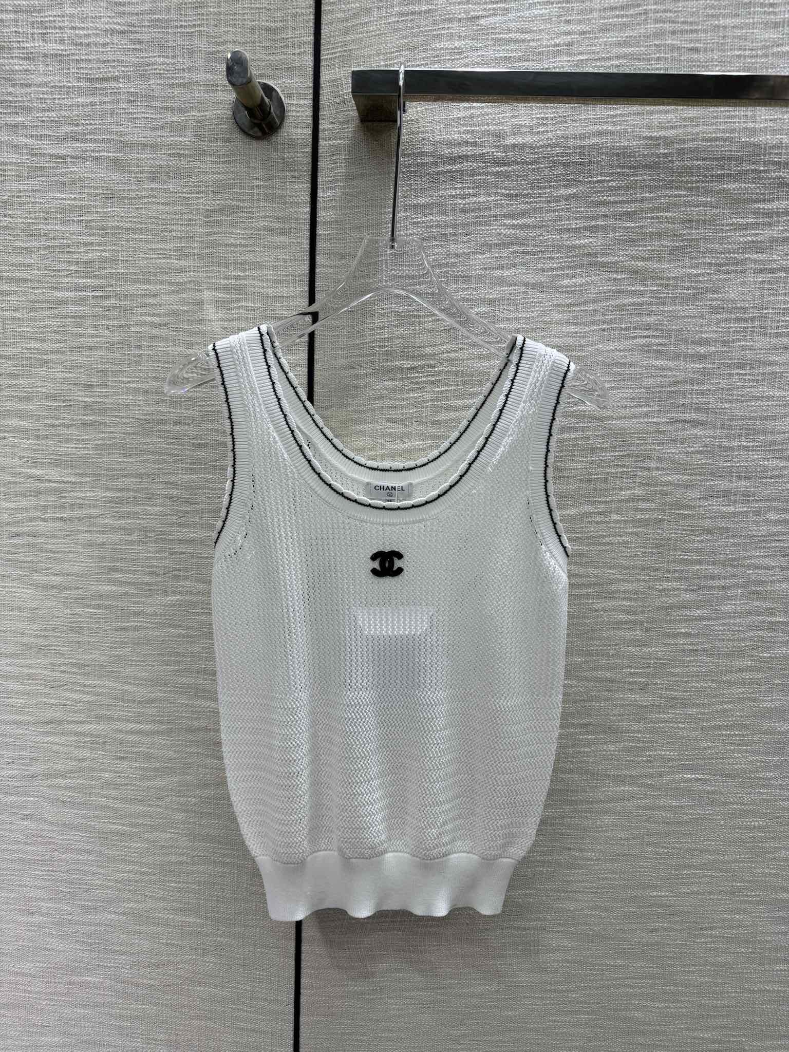 Вязаный жилет Chanel 2403 с ажурной отделкой - белый