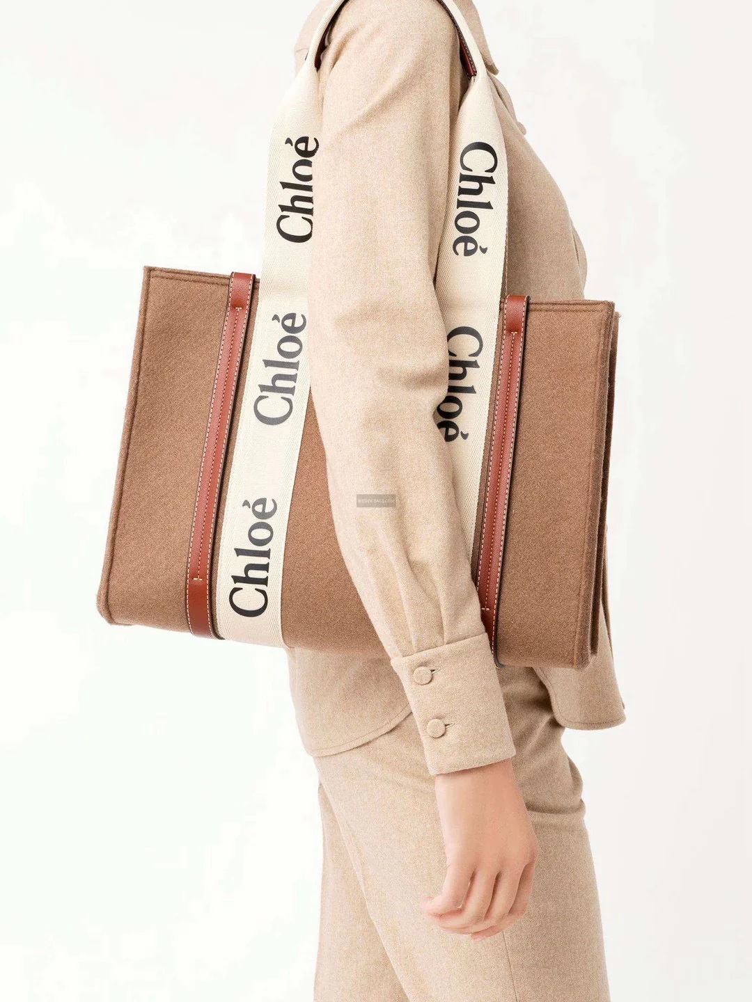 Сумка-тоут Chloe Woody, средний размер, цвет бархатный молочный чай.