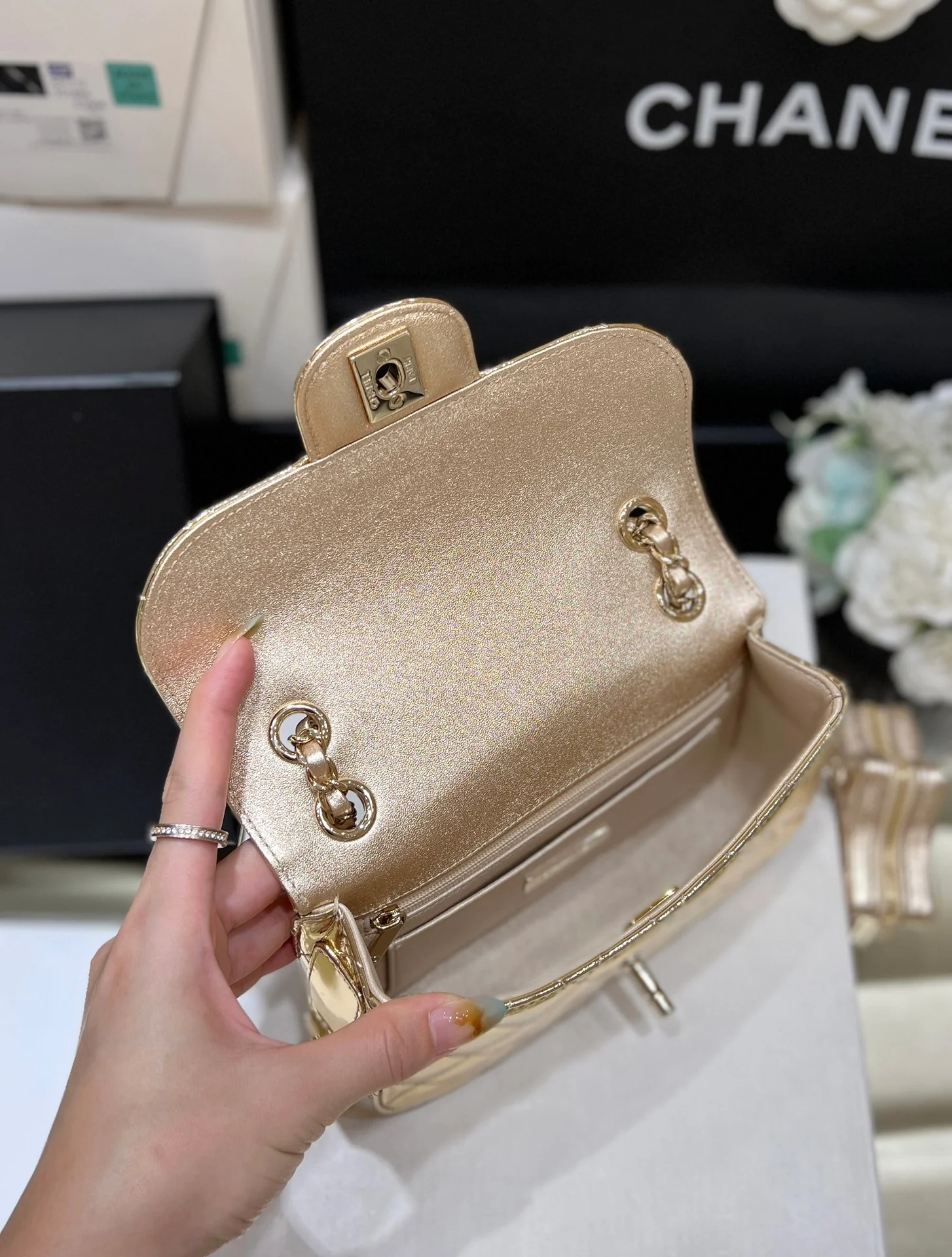 Весенняя коллекция Chanel 24c - Золотой кошелек для монет со звездным узором