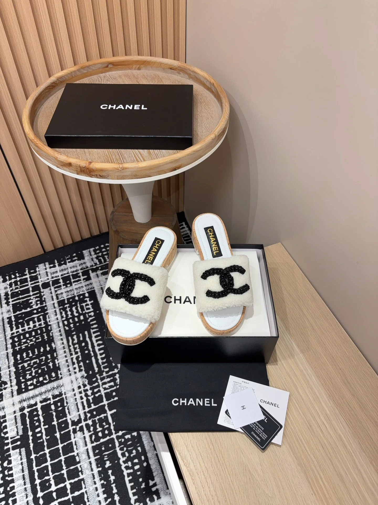 Шерстяные сандалии на низком каблуке Chanel 2024 — белые