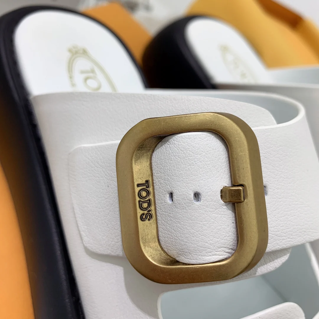 Весенне-летняя коллекция Tods: сандалии/тапочки на платформе.