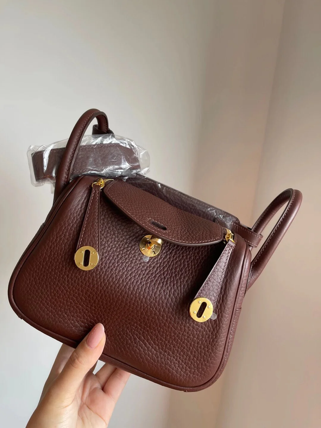 Мини-сумка Hermes Lindy цвета гаваны с золотой пряжкой