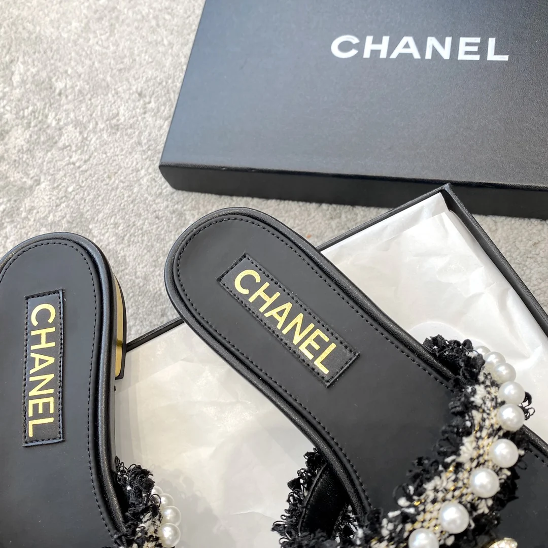 Новинка сезона весна/лето 2023 от Chanel - Тапочки из овечьей кожи с жемчугом - Черные