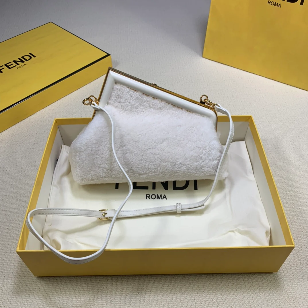 Маленькая белая шерстяная сумочка Fendi-first