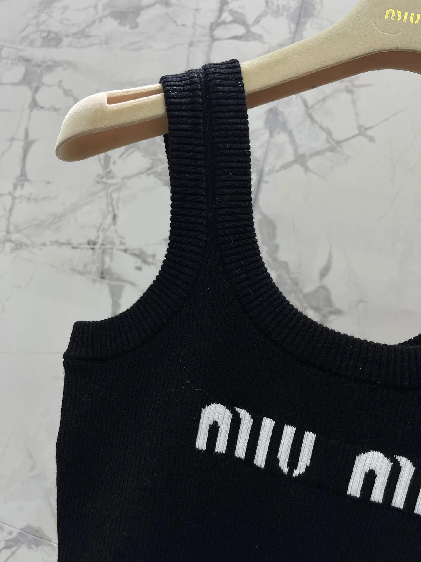 Miu Miu - Летняя новинка 2404-24: Элегантный вязаный жилет с U-образным вырезом - Черный