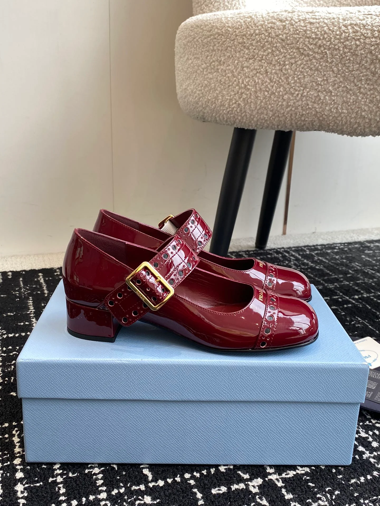 Туфли-мэри-джейн Prada 2024 в стиле ретро - красные