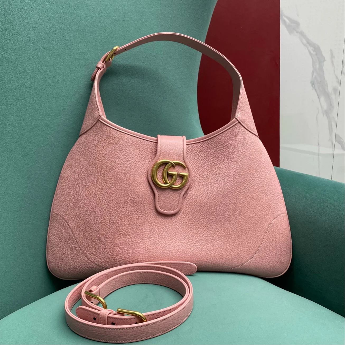 Весенняя коллекция Gucci 2023 — Сумка через плечо ?Полумесяц? — Розовая