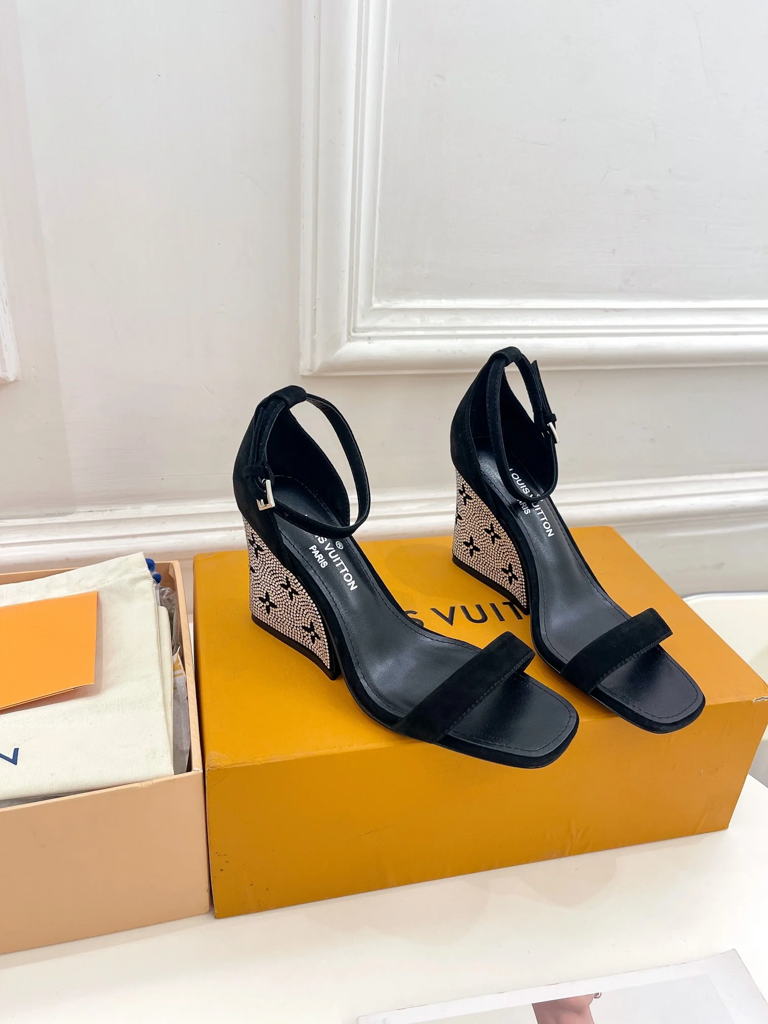 LV - Новинка весны 2023 года - Босоножки на платформе и высоком каблуке