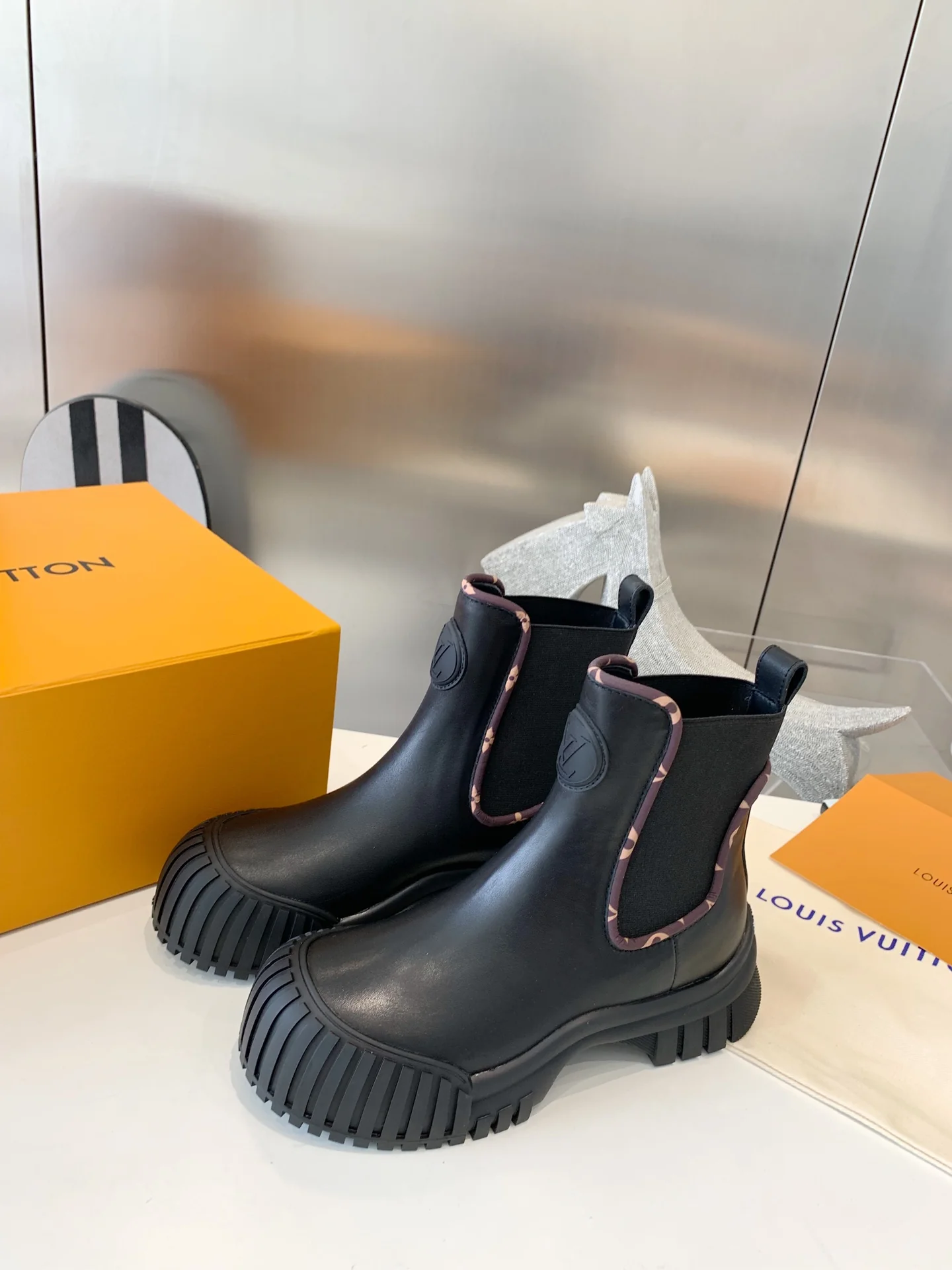 LV - Новинка сезона осень/зима 2022 - Ботильоны Ruby - Черные - 1