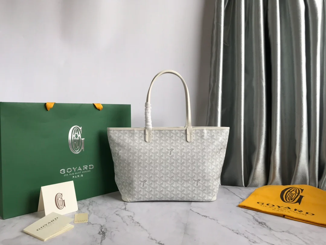 Маленькая сумка-тоут Goyard на молнии - белая.