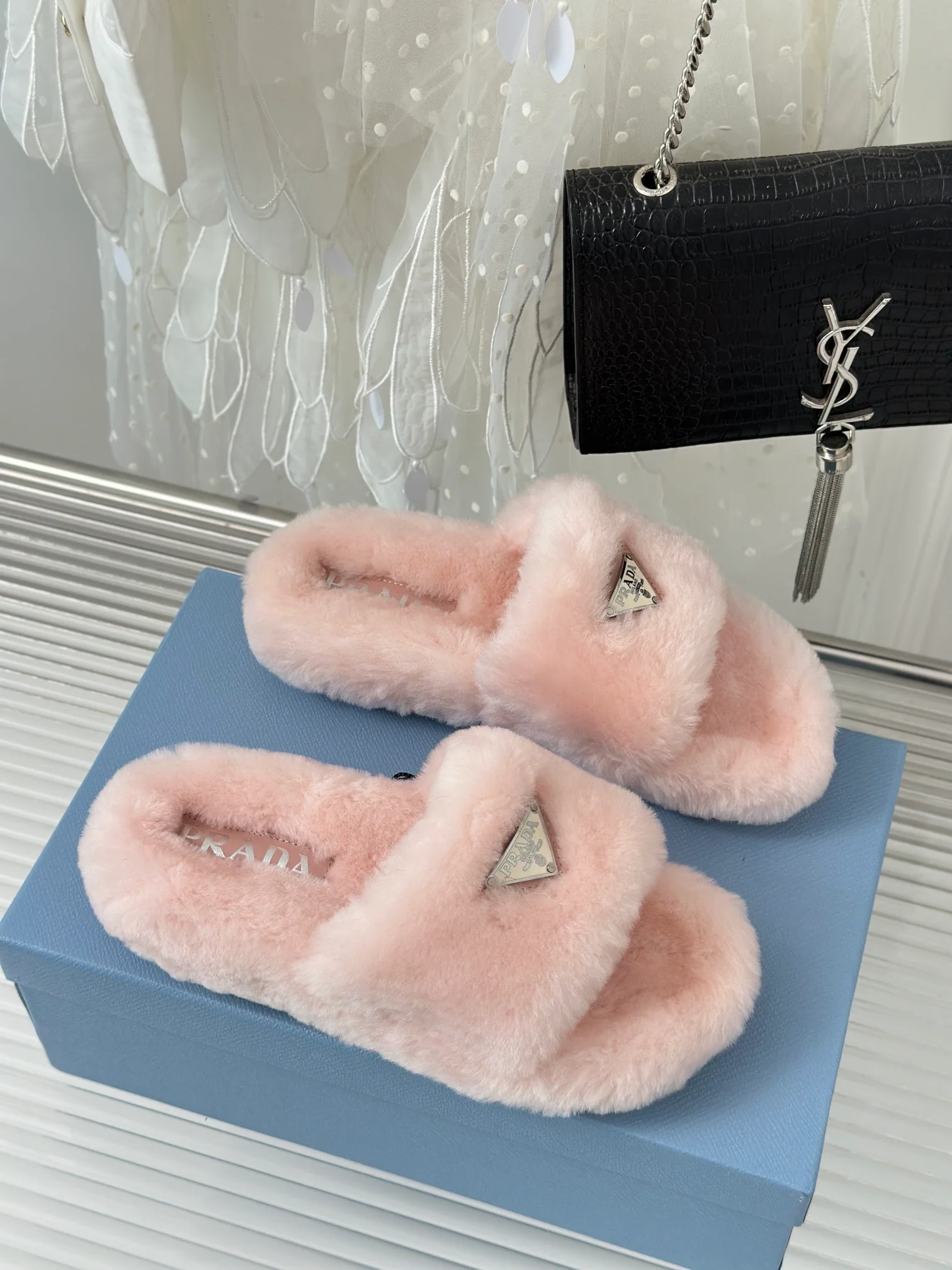 Новинка сезона осень/зима 2023 от Prada - Шерстяные тапочки - Розовые