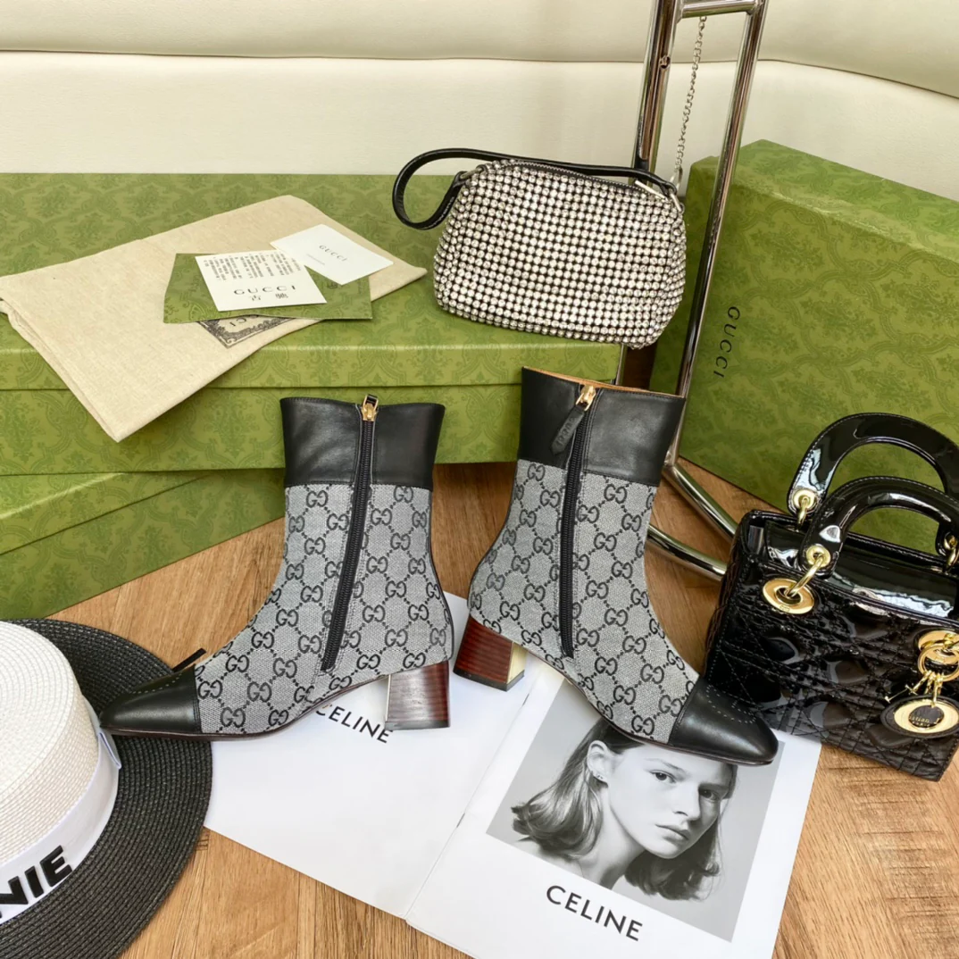 Новинки осенне-зимней коллекции Gucci 2022 — Ботильоны — Черный монограммный дизайн