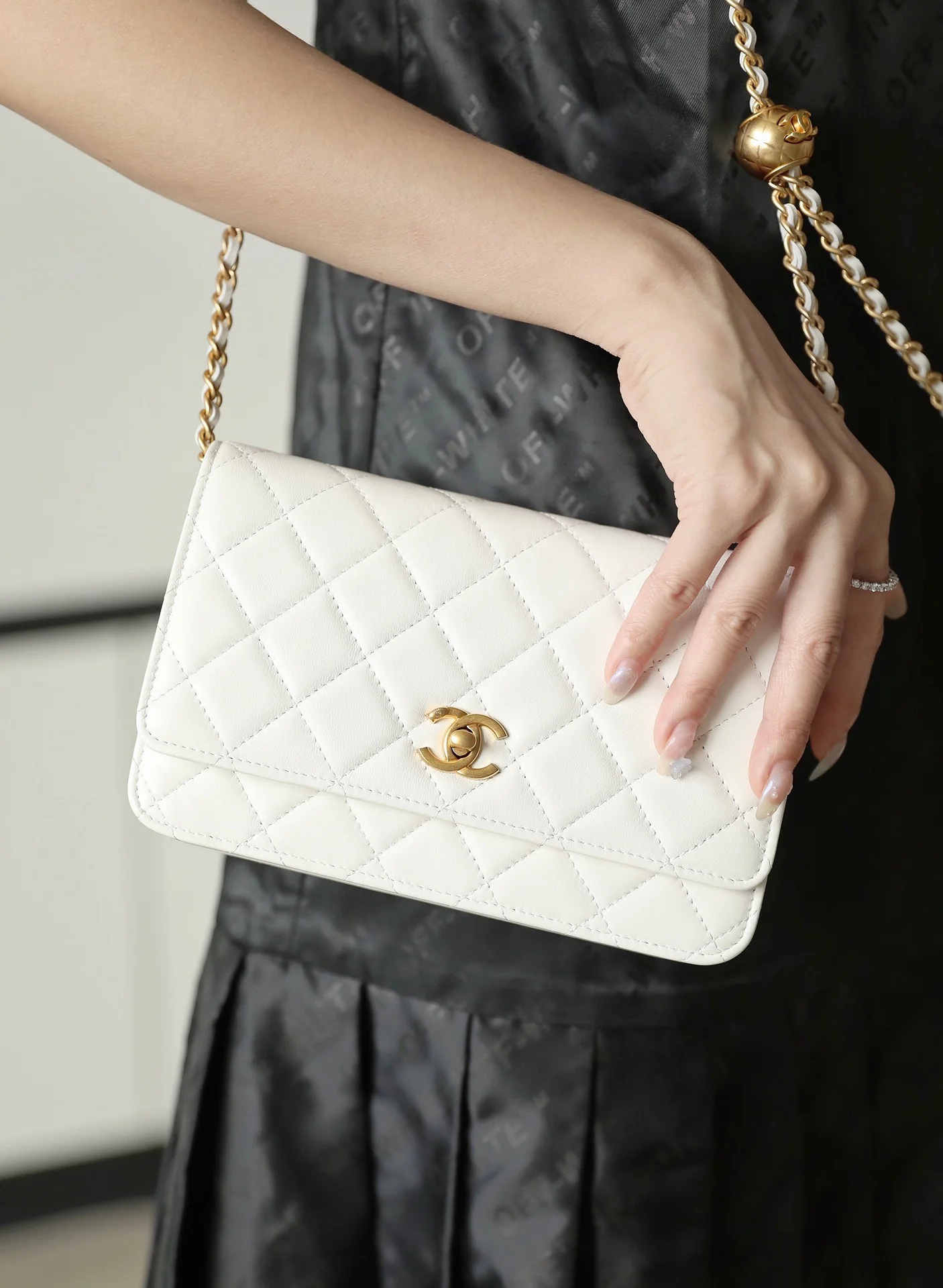 Chanel - Золотой мяч woc-1