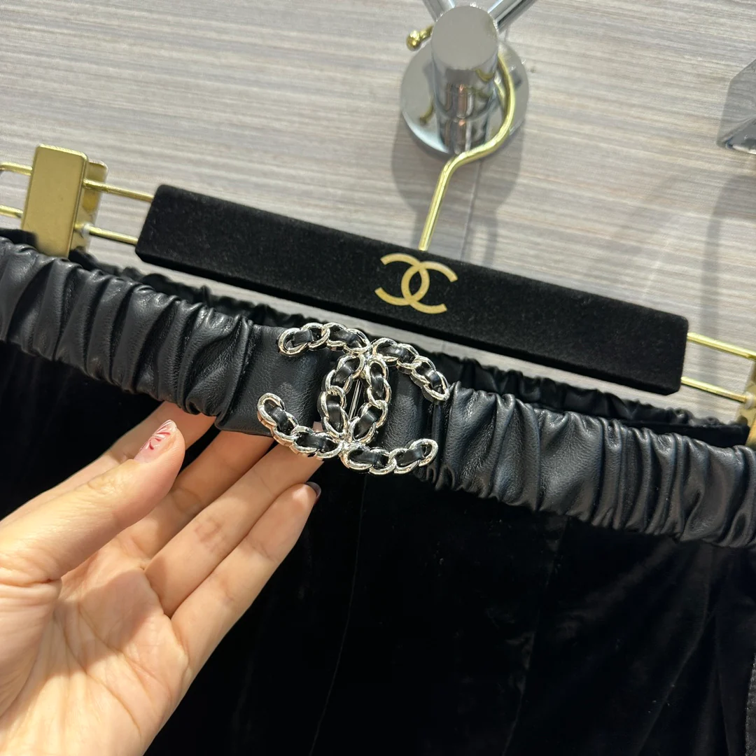 Chanel 2403 - Бархатные черные шорты с поясом с металлической пряжкой