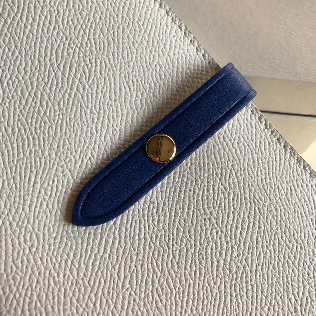 Длинный кошелек Celine — кремовый и синий — с принтом в виде пальмовых листьев.