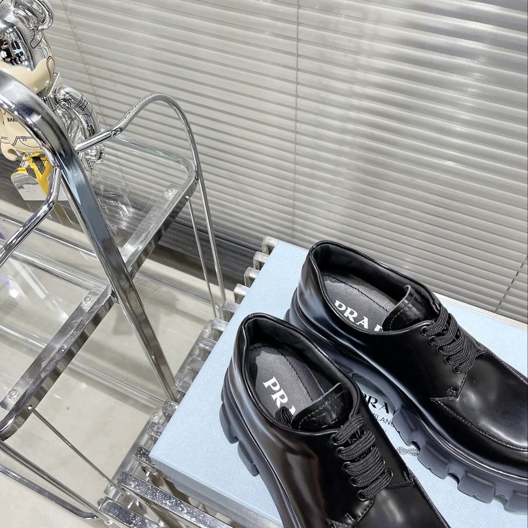 Кожаные туфли Prada на платформе со шнуровкой