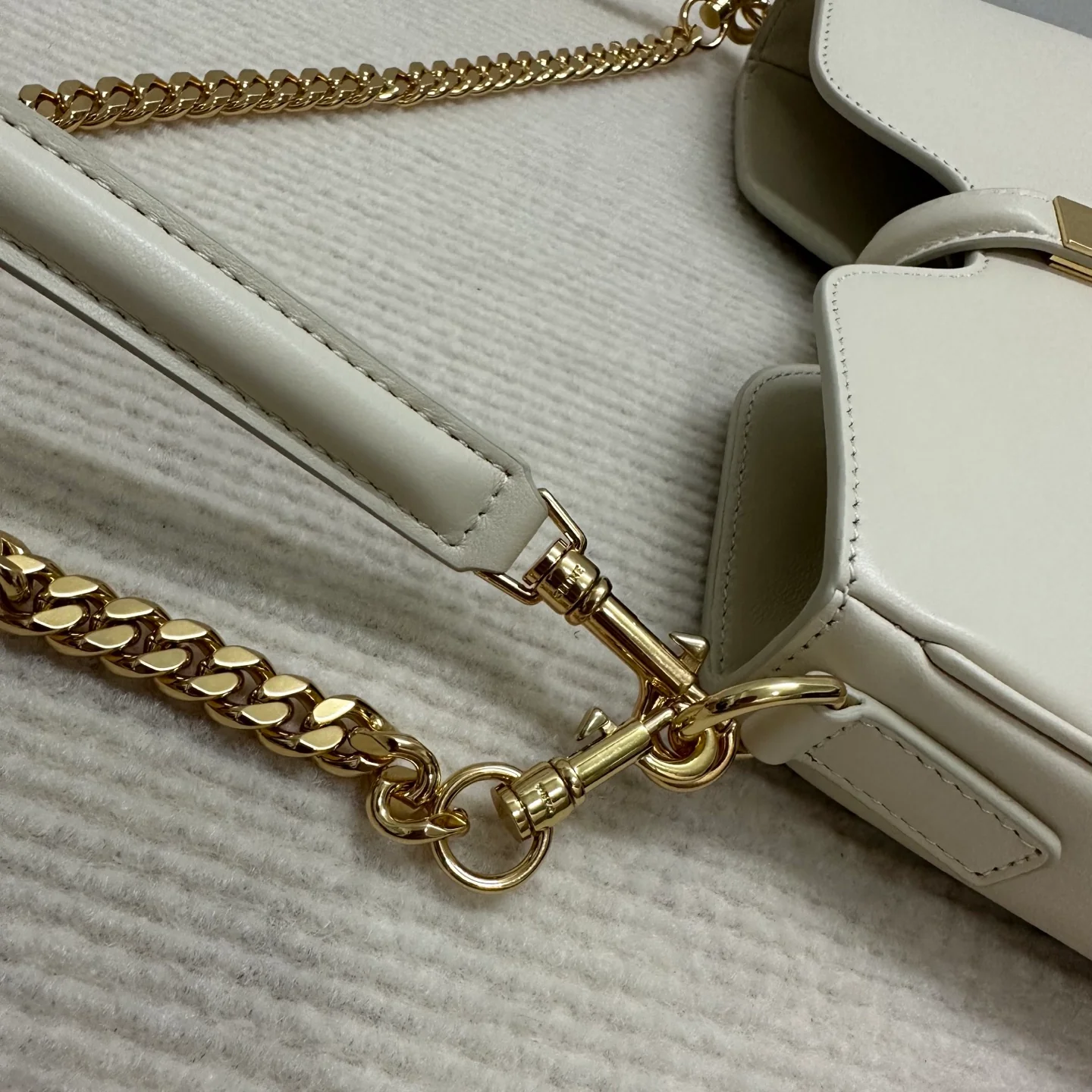 Сумка Celine Camille 16 из мягкой кожи с цепочкой - белая.