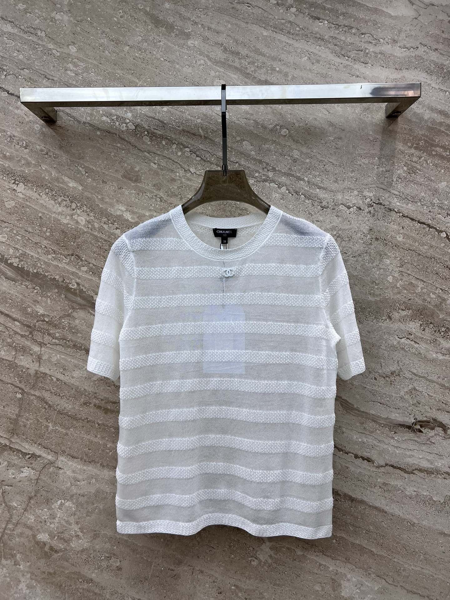 Chanel 2403 - Белый полосатый жаккардовый сетчатый топ с короткими рукавами и металлическим логотипом в виде двойной буквы С.