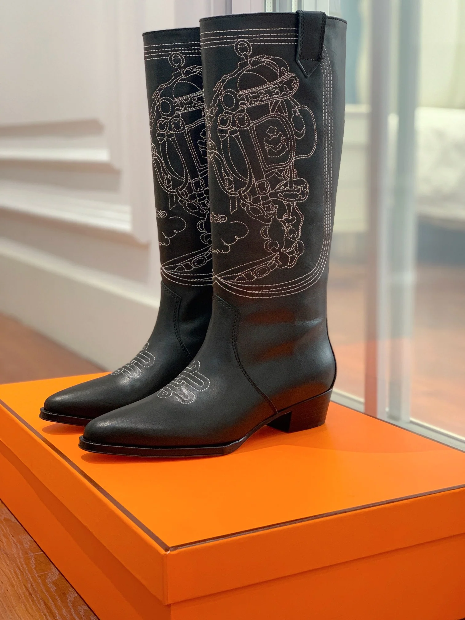 Новинка сезона осень/зима 2022 от Hermes - Вышитые высокие сапоги - 2