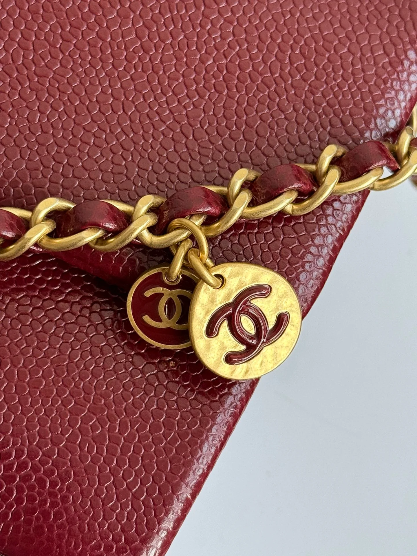 Винтажная сумка Chanel из икры, средний размер, бордовый.