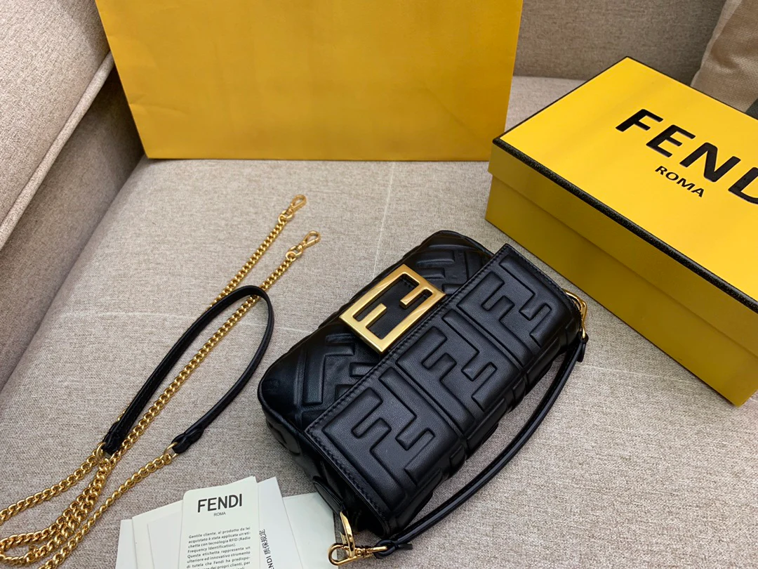 Маленькая черная кожаная сумка Fendi Baguette