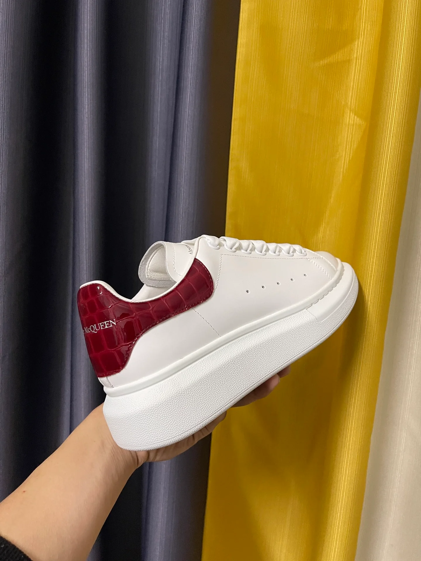 Классические белые кроссовки McQueen - унисекс - каблук с красным каменным узором