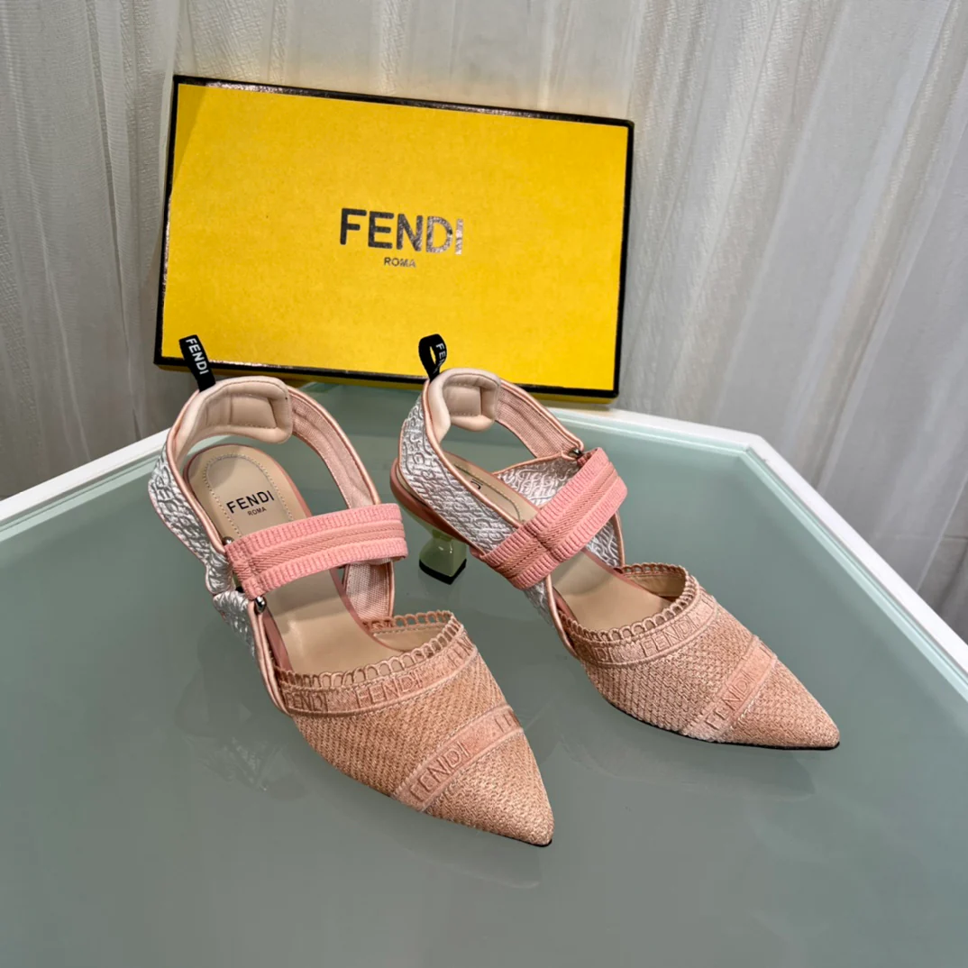 Fendi - Туфли на низком каблуке с ремешками на плечах