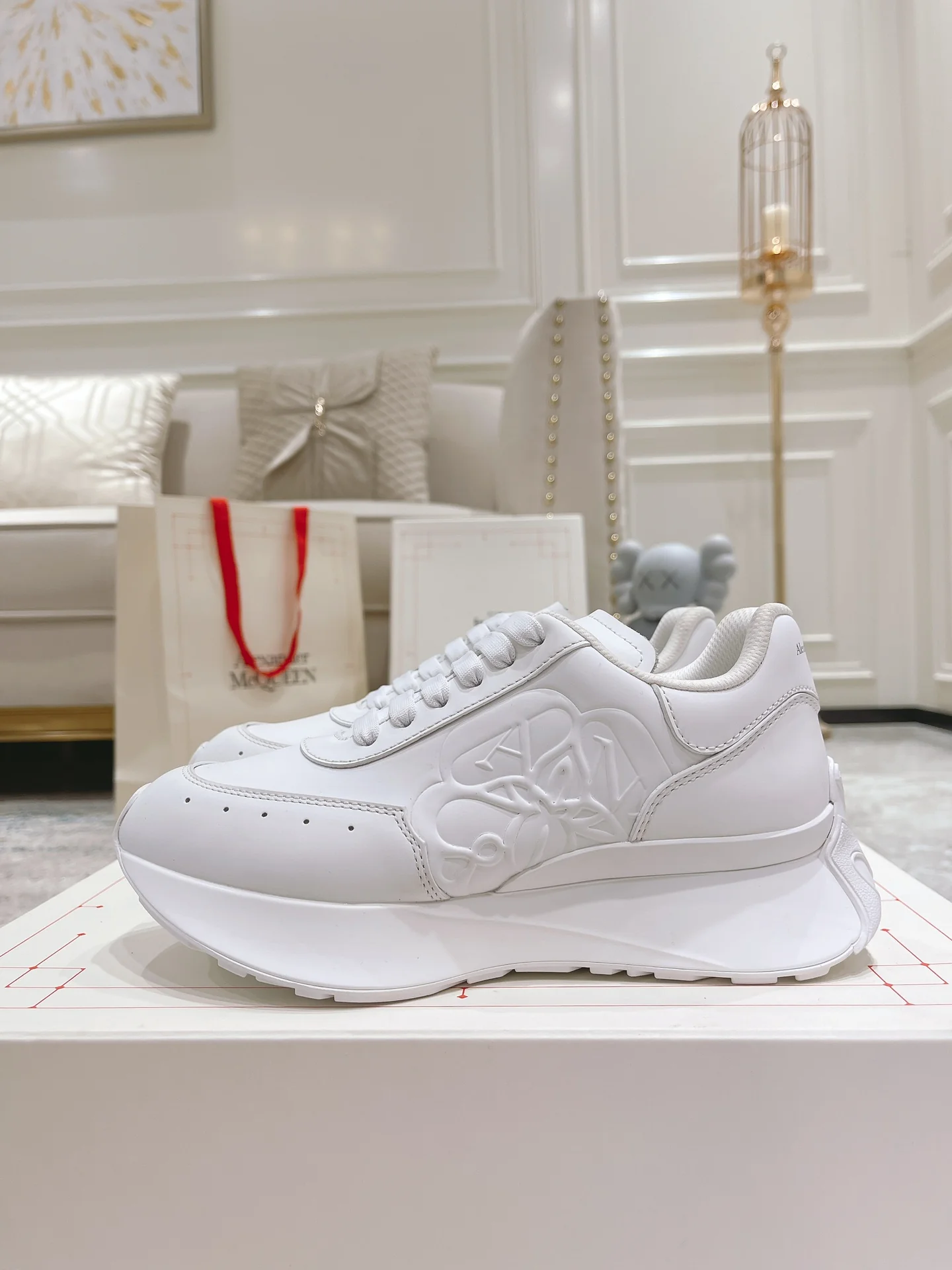 Кроссовки McQueen 2022 года на платформе с буквенным рисунком, белые - унисекс - 2