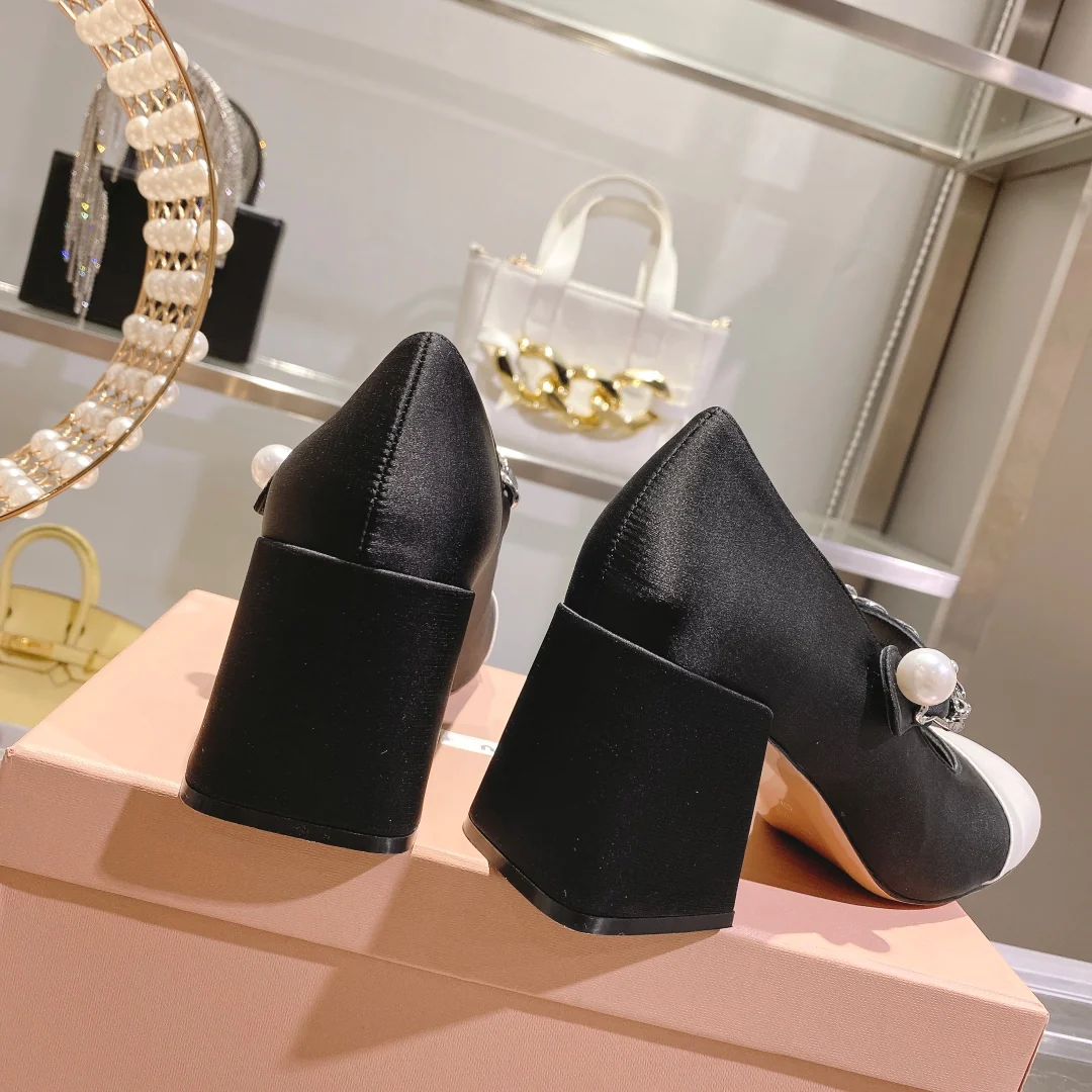 Весенняя коллекция Miu Miu 2023 - Шелковые туфли на массивном каблуке с квадратным носком - Черные