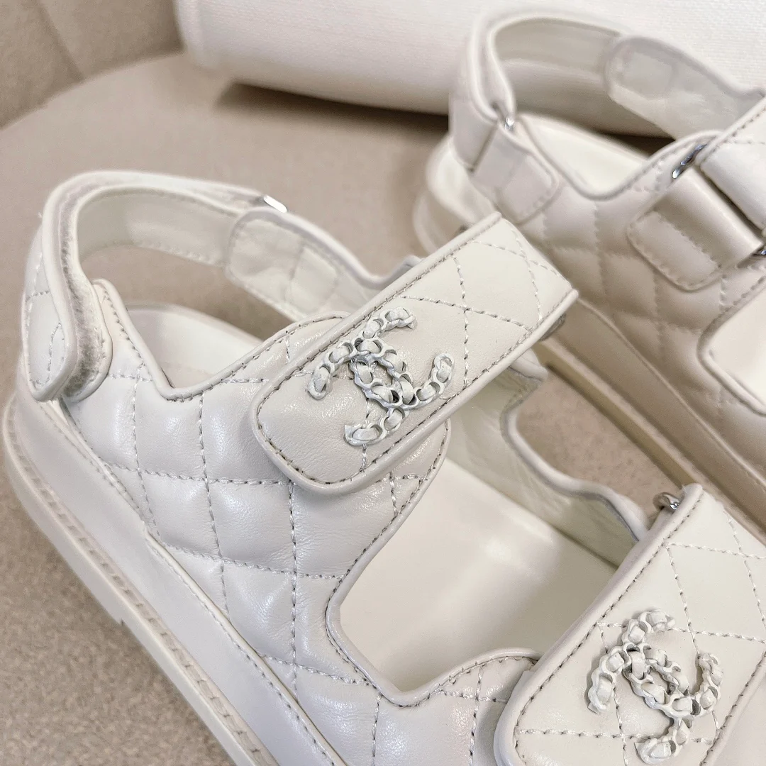 Chanel - Белые кожаные сандалии в клетку