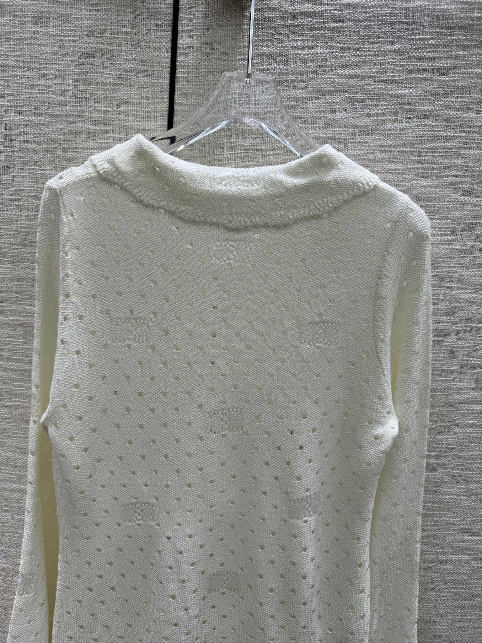 Платье Chanel 2403 Double C из ажурной вязки — абрикосовое.