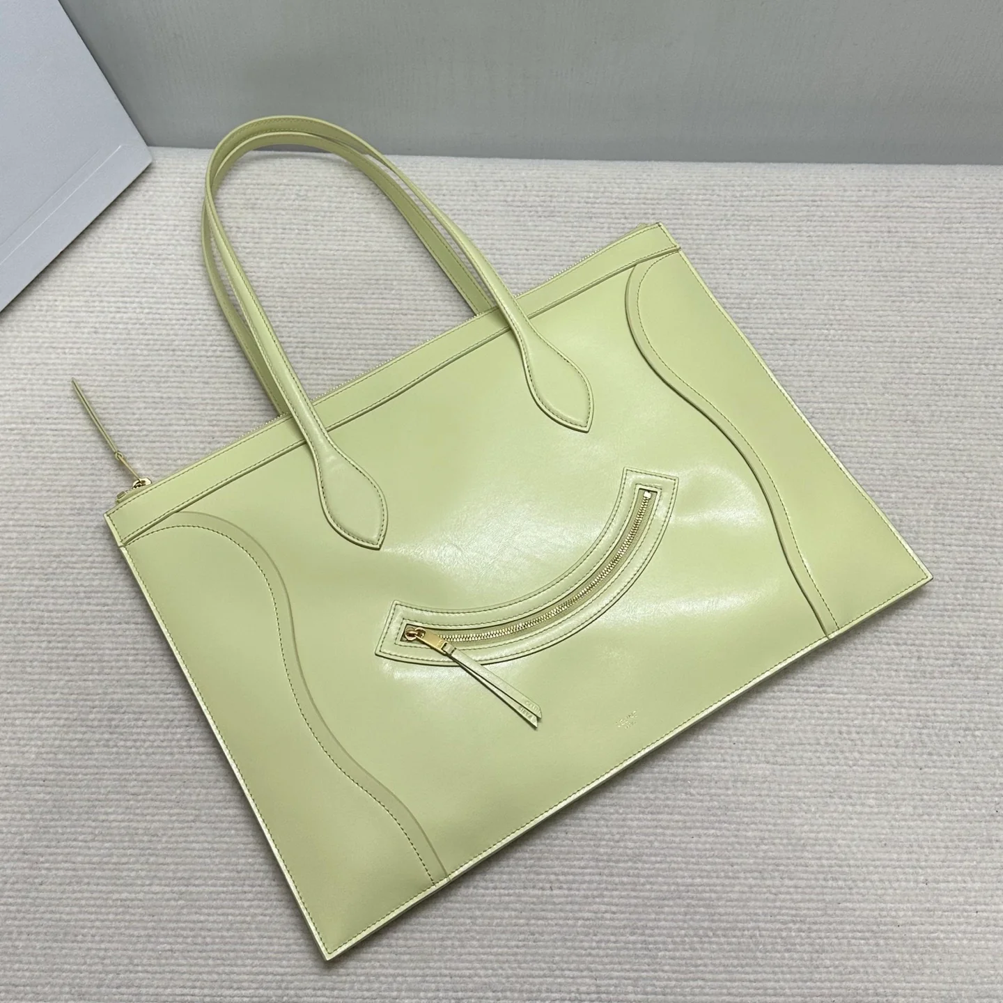 Новинка сезона весна/лето 2026 от Celine - Сумка с изображением смайлика - Желтая