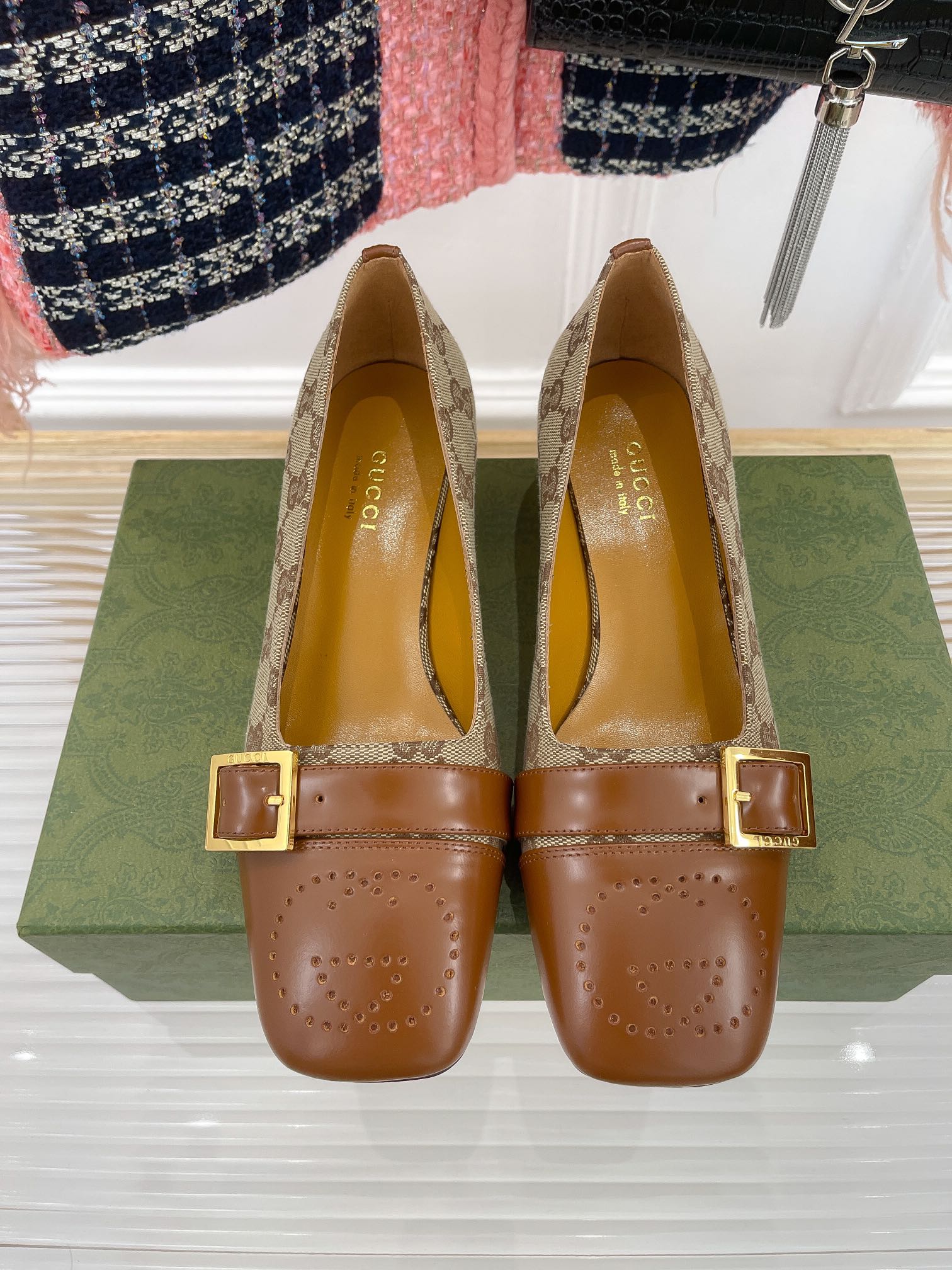 Новинка начала осени 2022 года от Gucci — туфли на массивном каблуке.