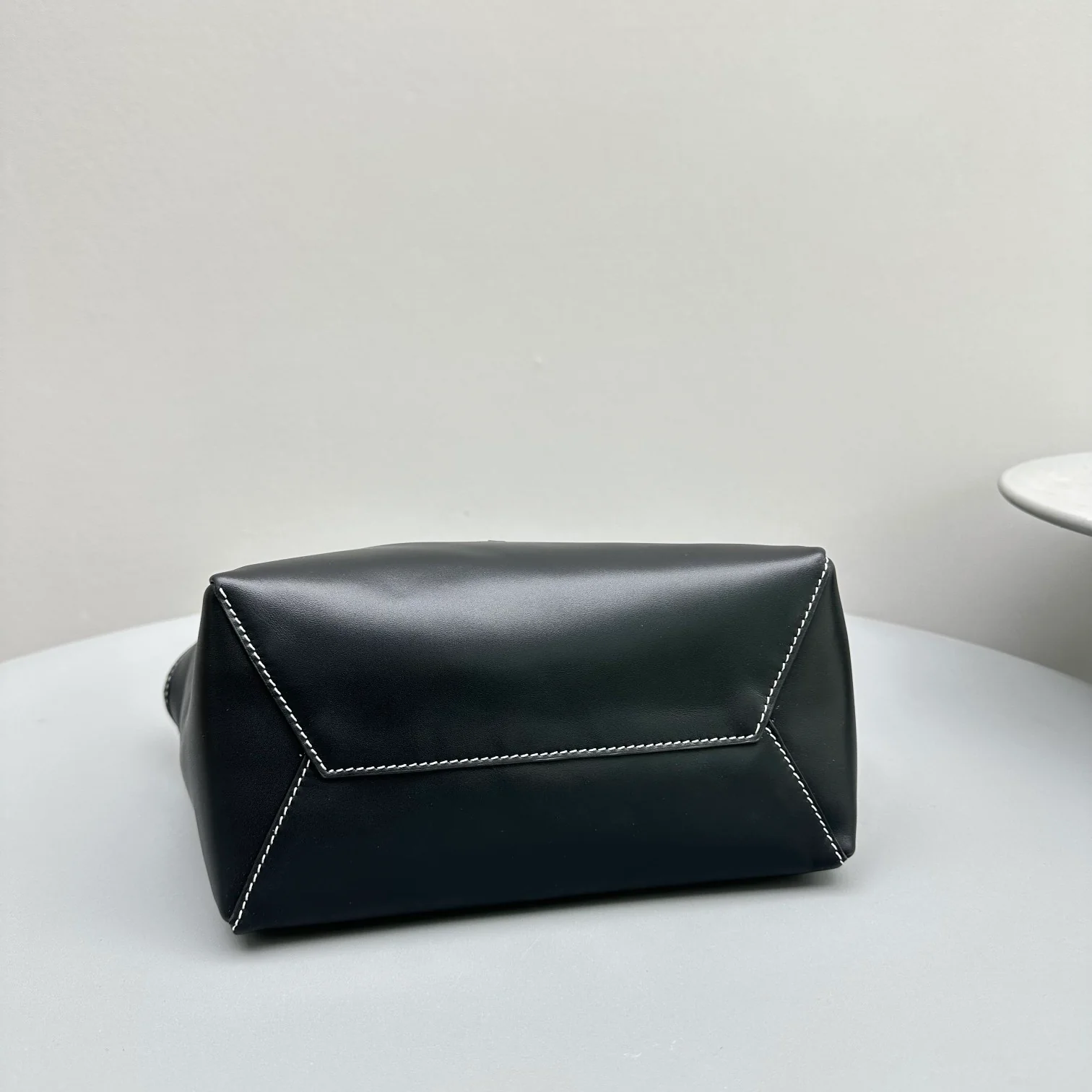 Сумка-тоут Miu Miu Ivy - маленькая, черная.