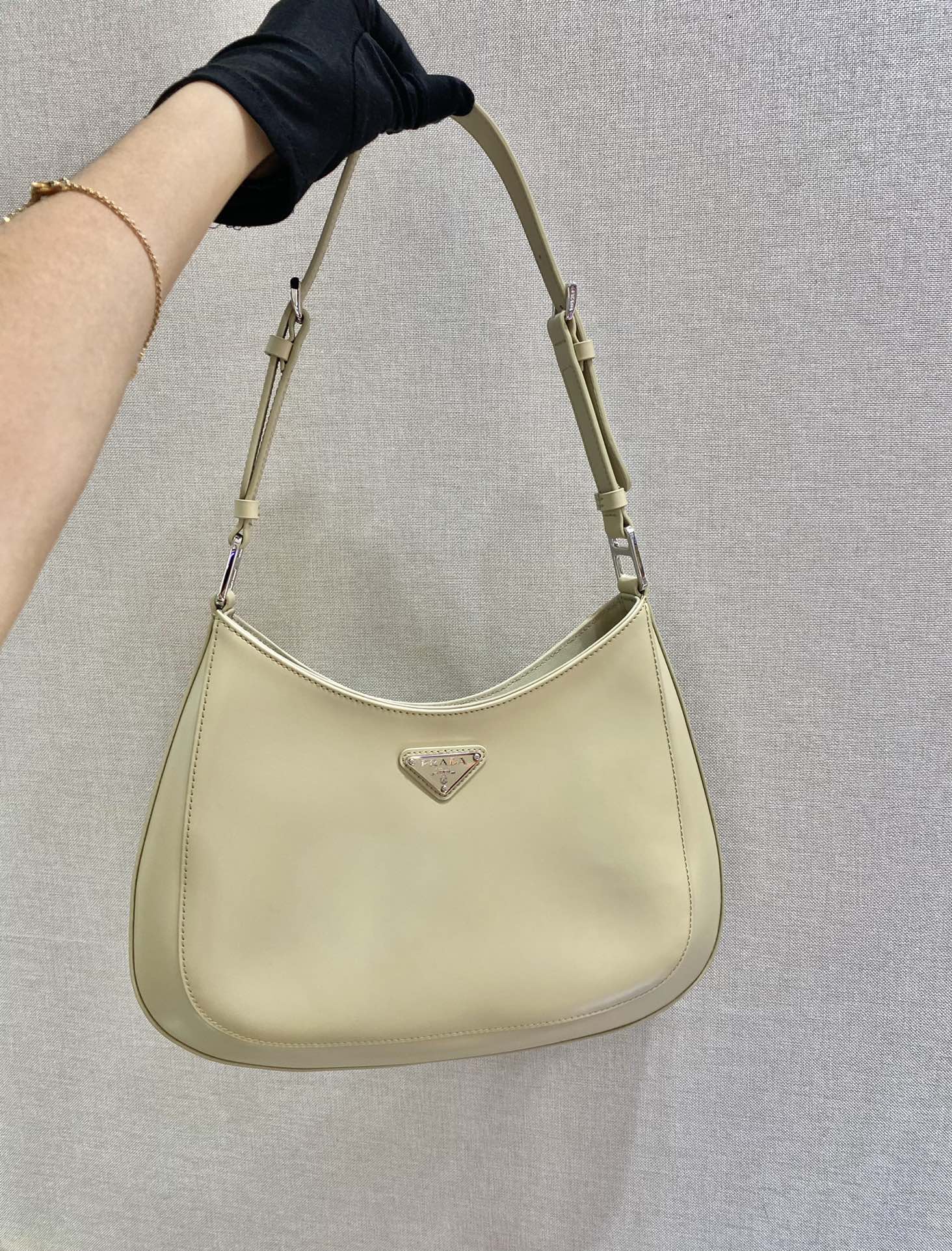 Сумка Prada Cleo через плечо, абрикосового цвета, большого размера.