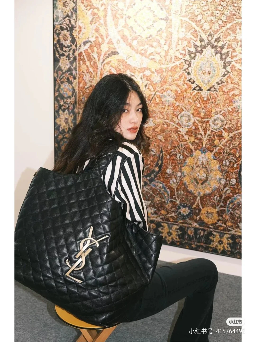 Сумка-тоут YSL Icarre — из овечьей кожи — черная с золотой фурнитурой — стиль Роуз (выбор Пак Чэ Ён) — фотографии в одежде