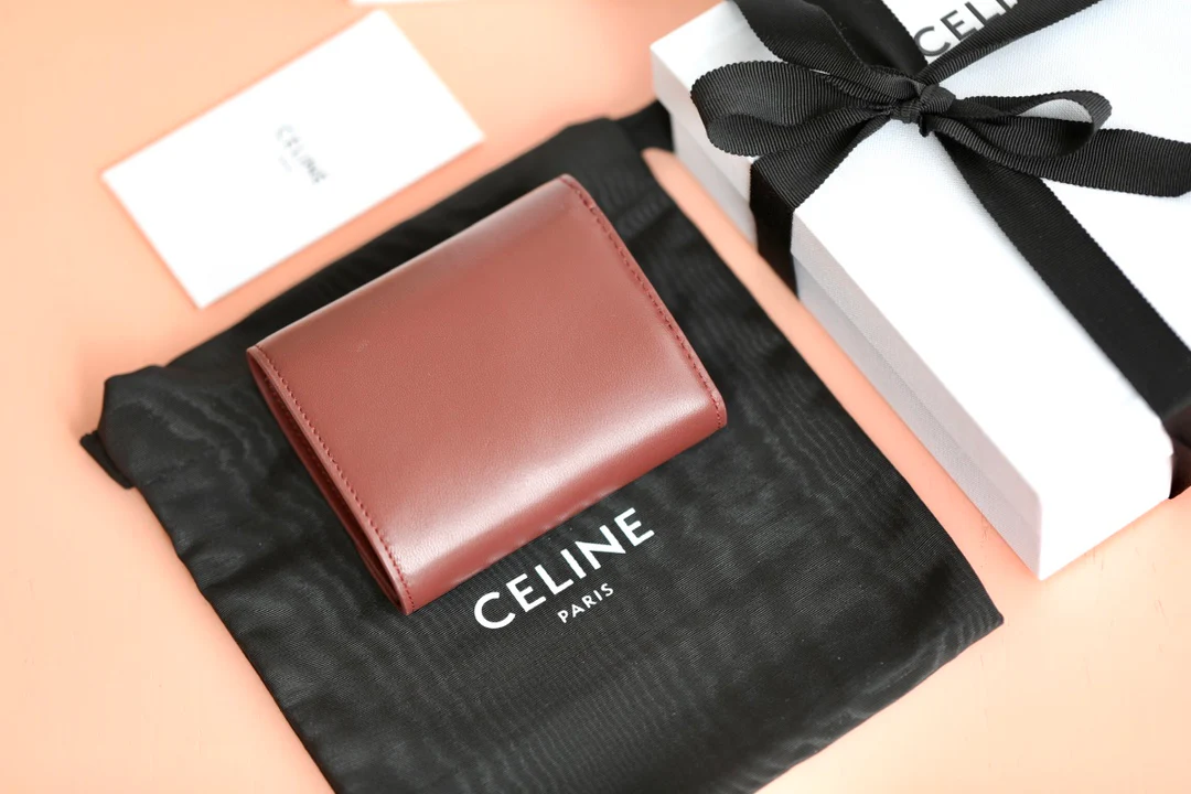 Маленький глянцевый кошелек Triomphe с клапаном из овечьей кожи, бордовый.