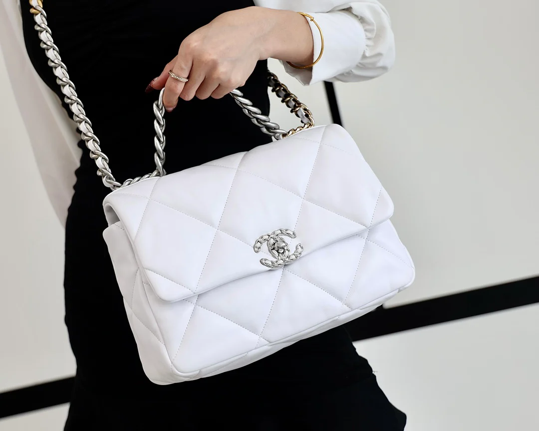 Сумка Chanel 19 — белая с серебристой фурнитурой — средний размер.