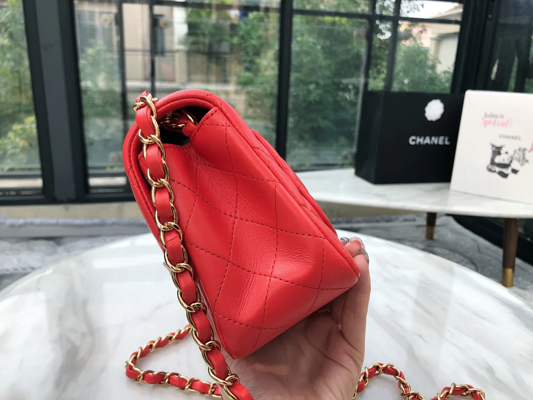 Сумка Chanel CF из коллекции весна/лето 2019 — квадратная сумка Fat Bag — из овечьей кожи — красная с золотой фурнитурой — 17 см