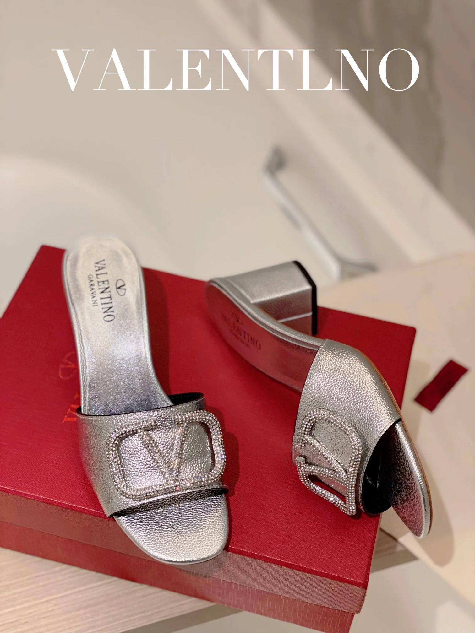 Valentino - Серебристые босоножки на массивном каблуке