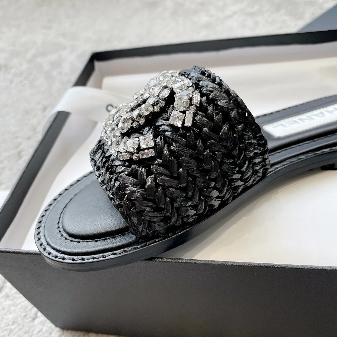 Новинка сезона весна/лето 2023 от Chanel - плетеные тапочки со стразами - черные