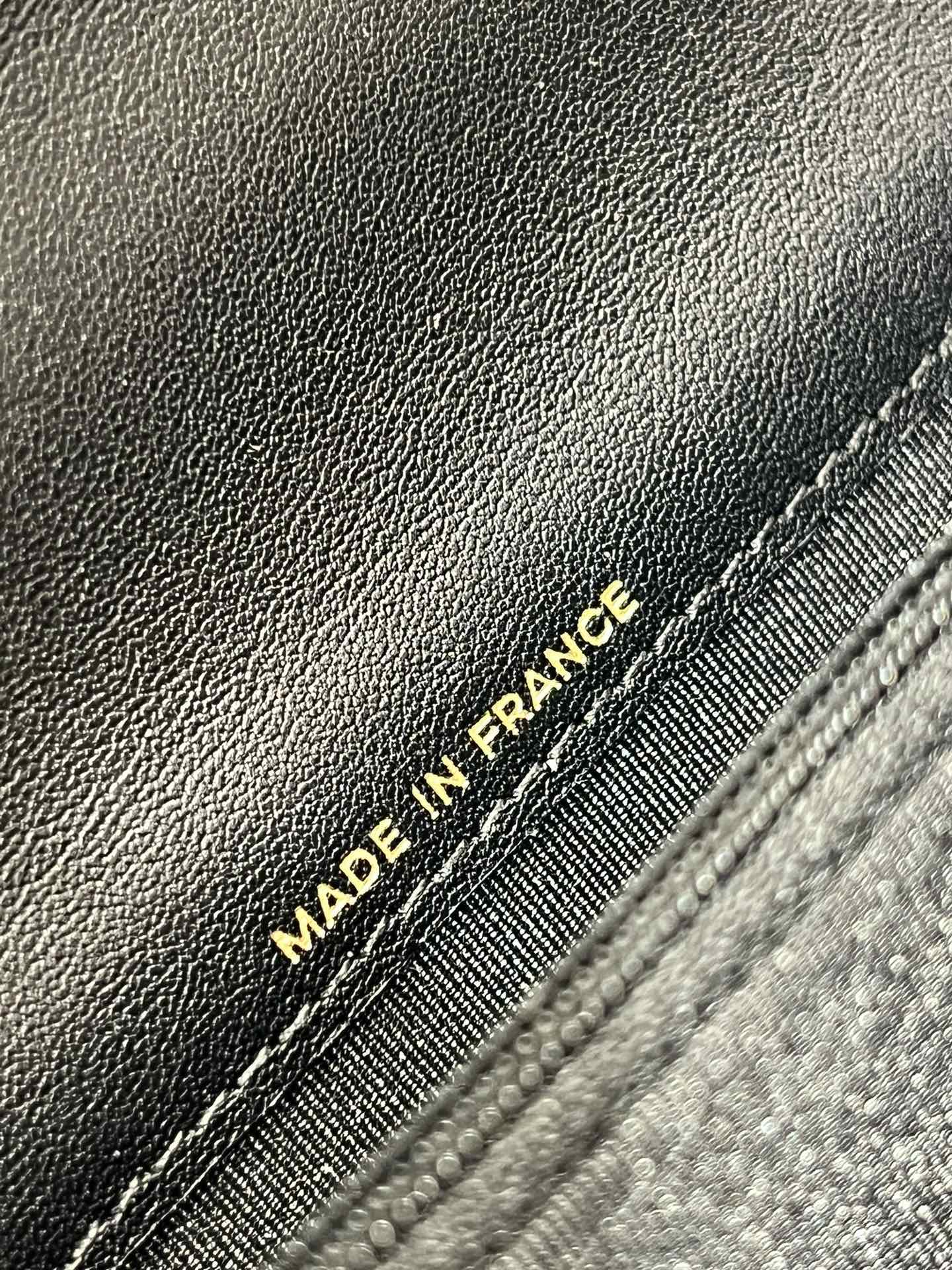 Коллекция Chanel Весна/Лето 2023 - Подвесной телефон-гармошка - WOC - Кожа с зернистой текстурой 