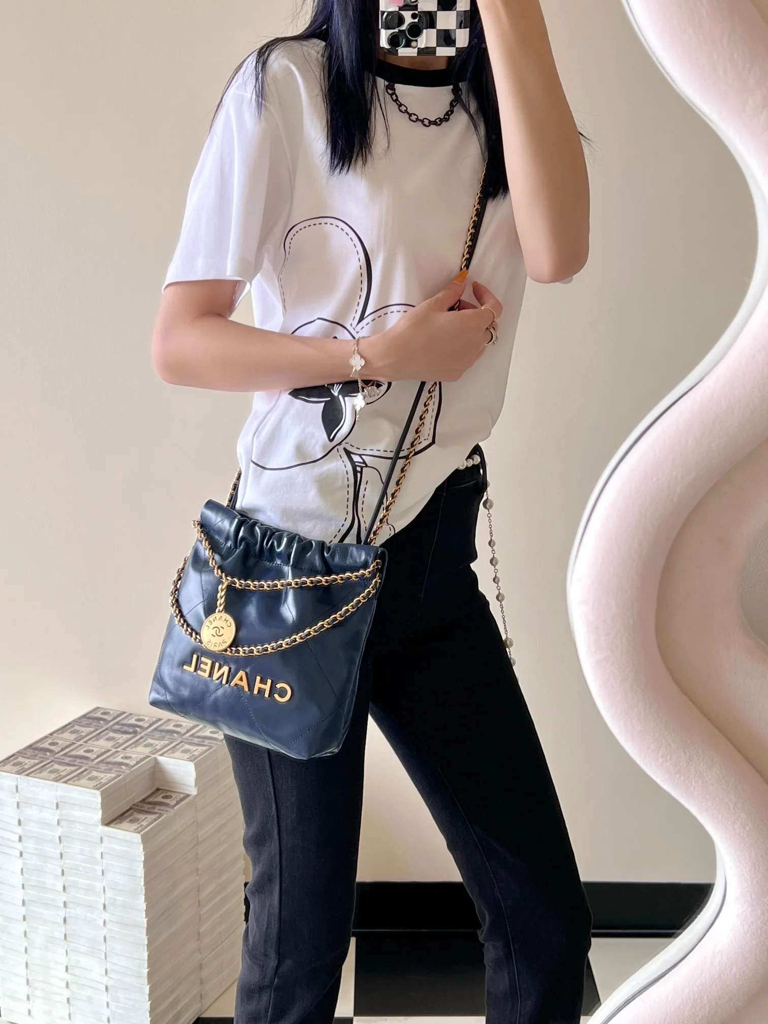 Новая коллекция Chanel Весна/Лето 2023 - Сумка 22 - Мини - Темно-синий - Фотографии в действии