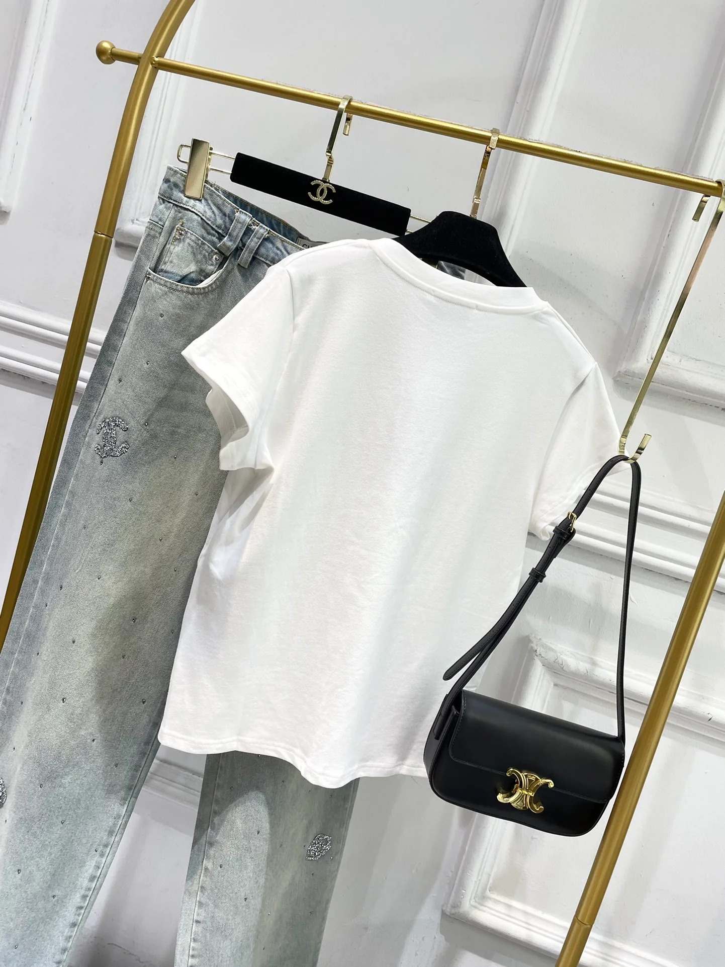 Футболка в стиле Chanel - 2403 - с V-образным вырезом и короткими рукавами, украшенная стразами - белая